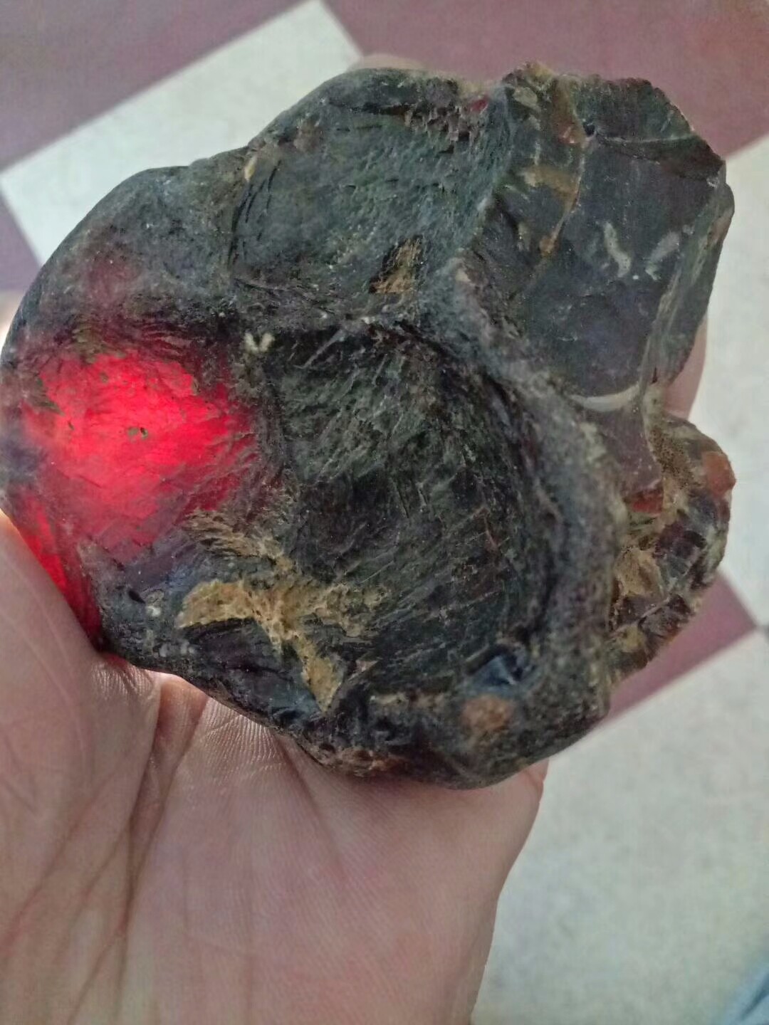 能捡到这样的红色石头是很多人的目标因为这是北红玛瑙