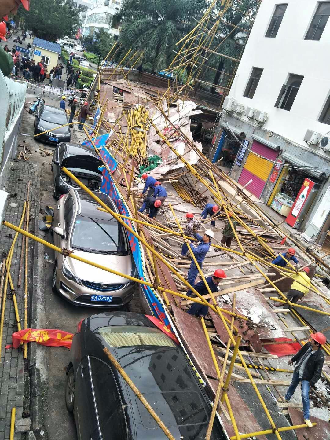 事故现场被砸的车辆.