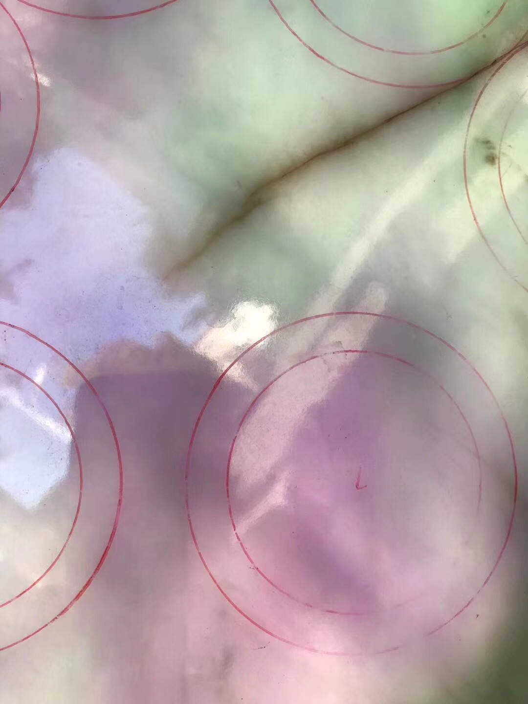 30万翡翠原石赌石,切出满满大裂,再切春带彩手镯16支!