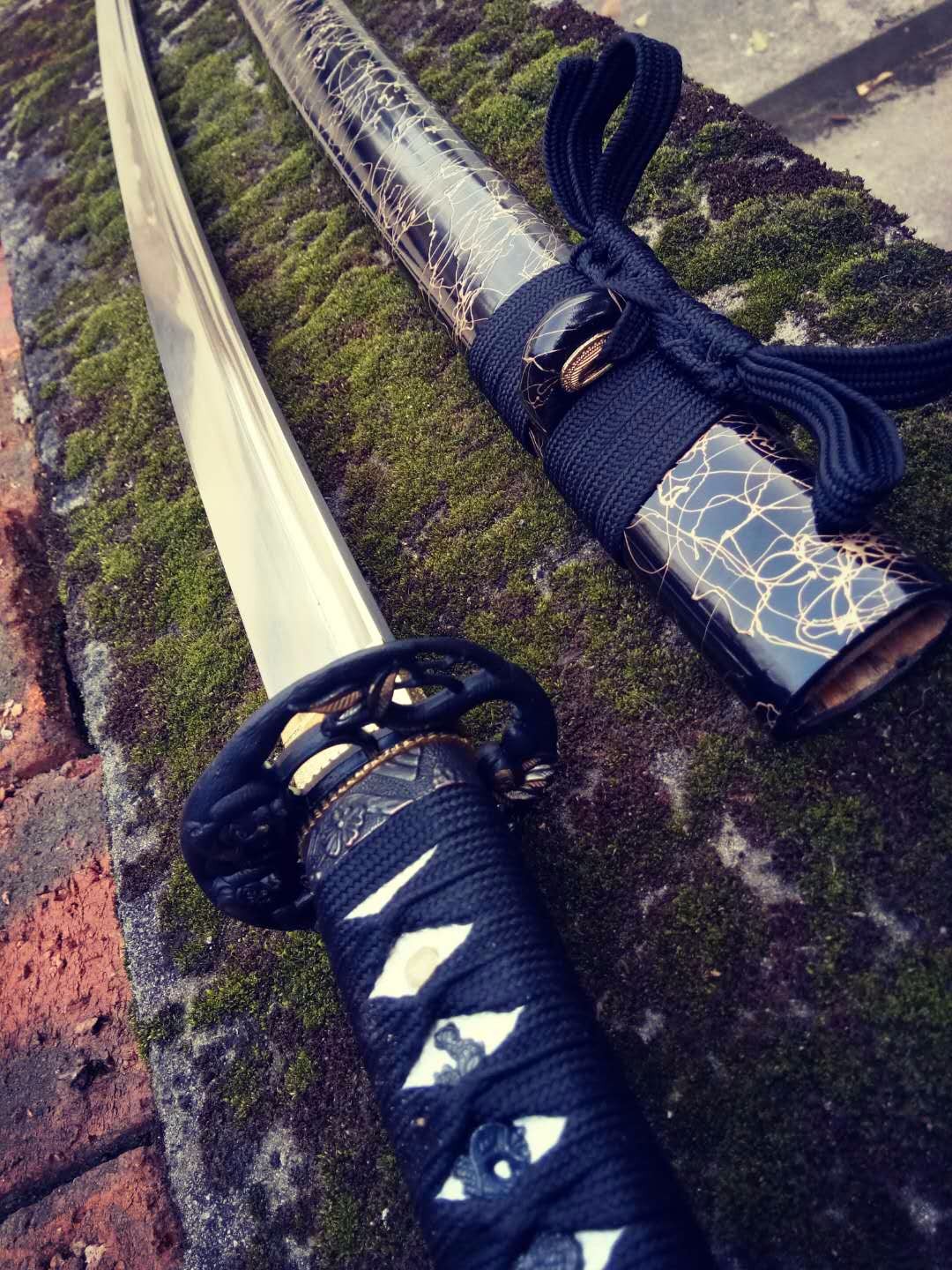 欣赏现代风格的武士刀