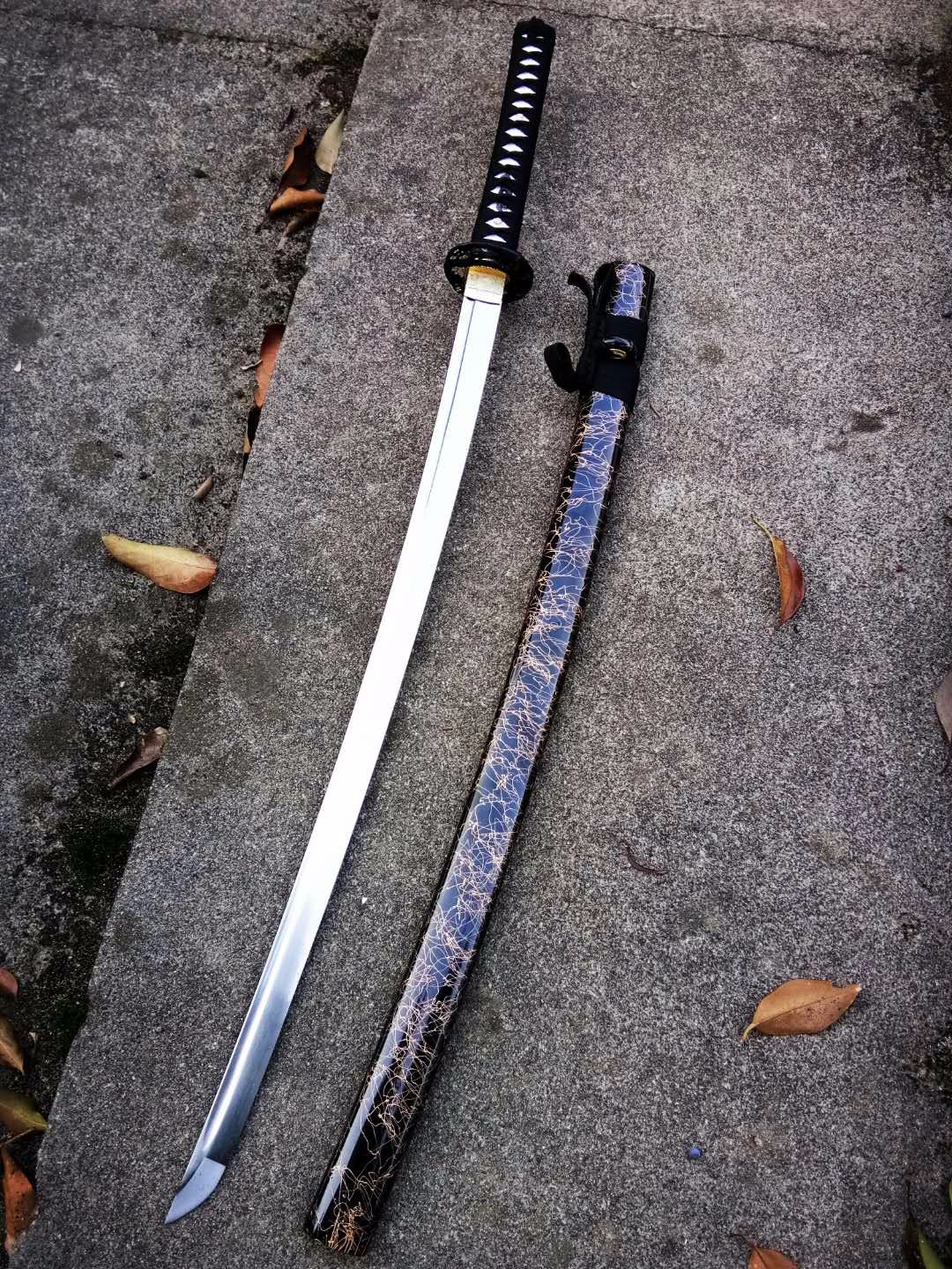 欣赏现代风格的武士刀