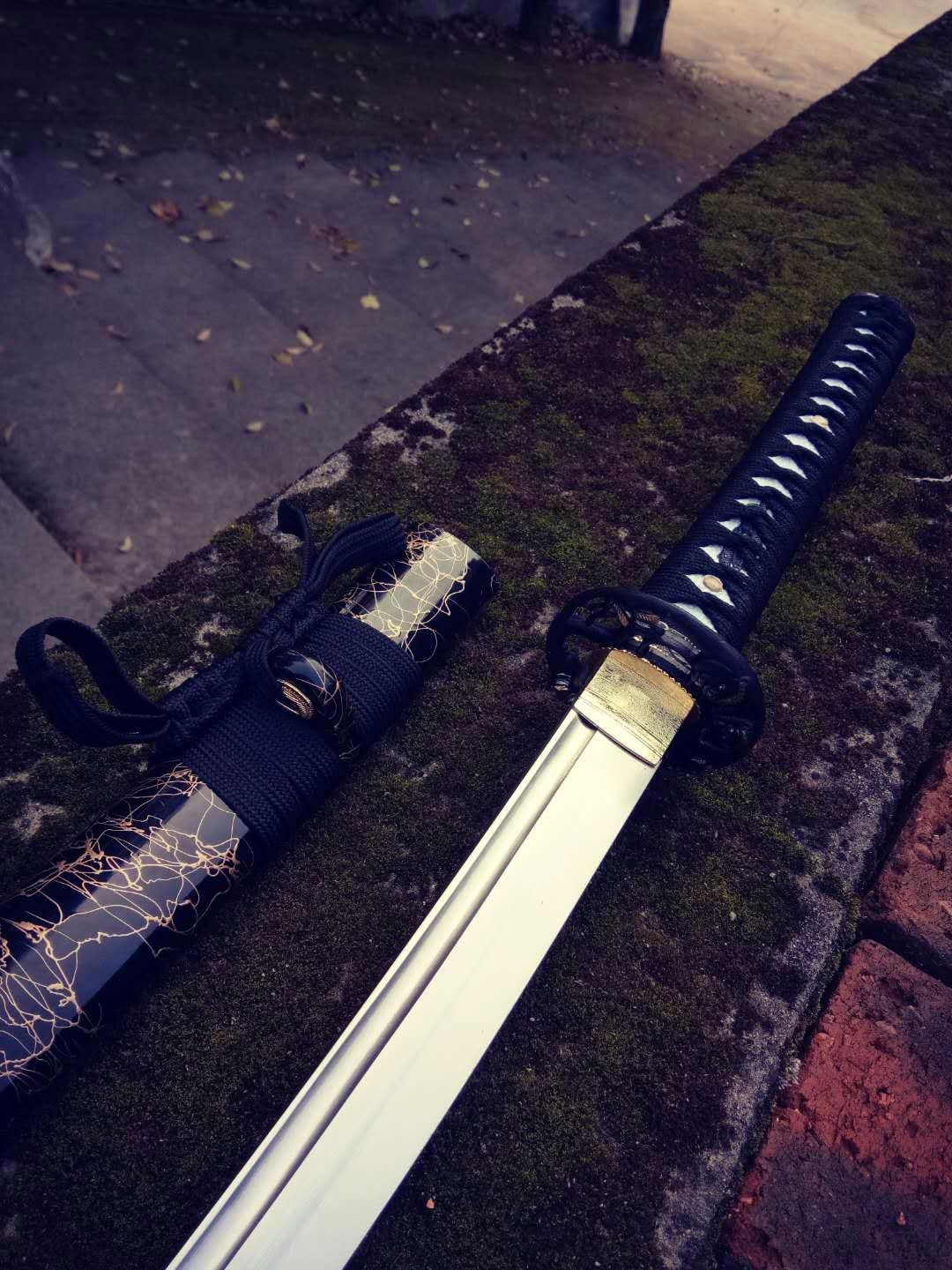 欣赏现代风格的武士刀