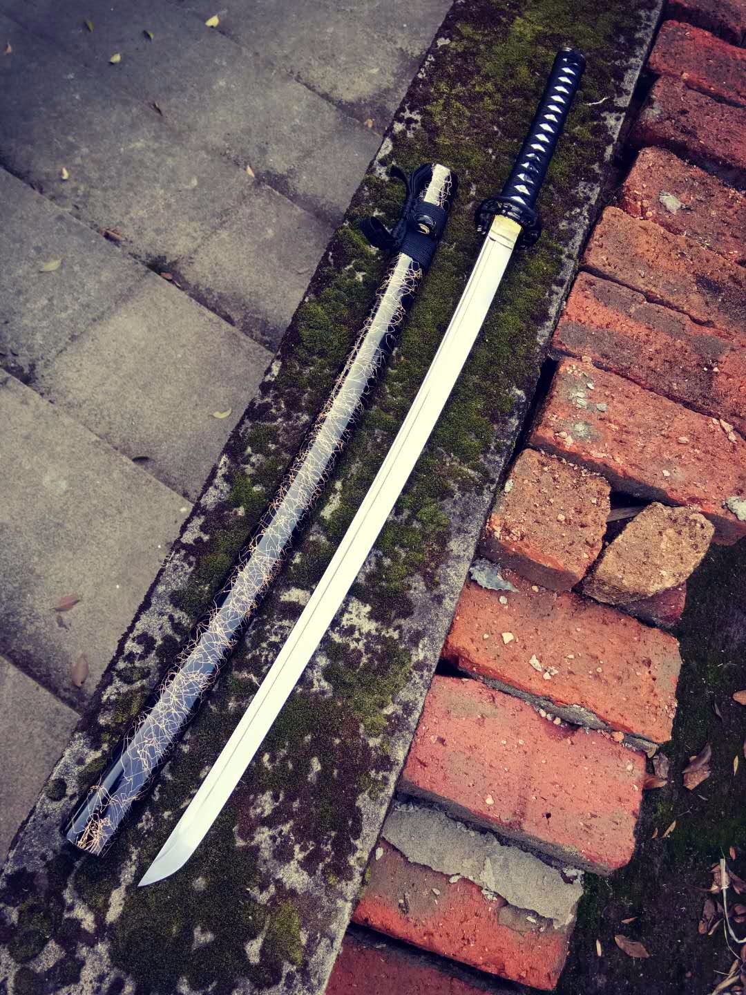 欣赏现代风格的武士刀