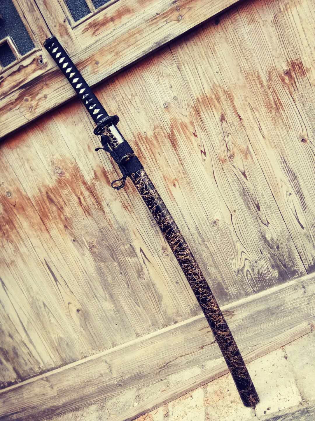 欣赏现代风格的武士刀