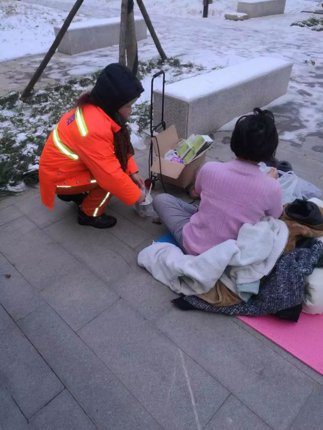 这么冷的天,沌阳环卫工救夜宿公交站女子!
