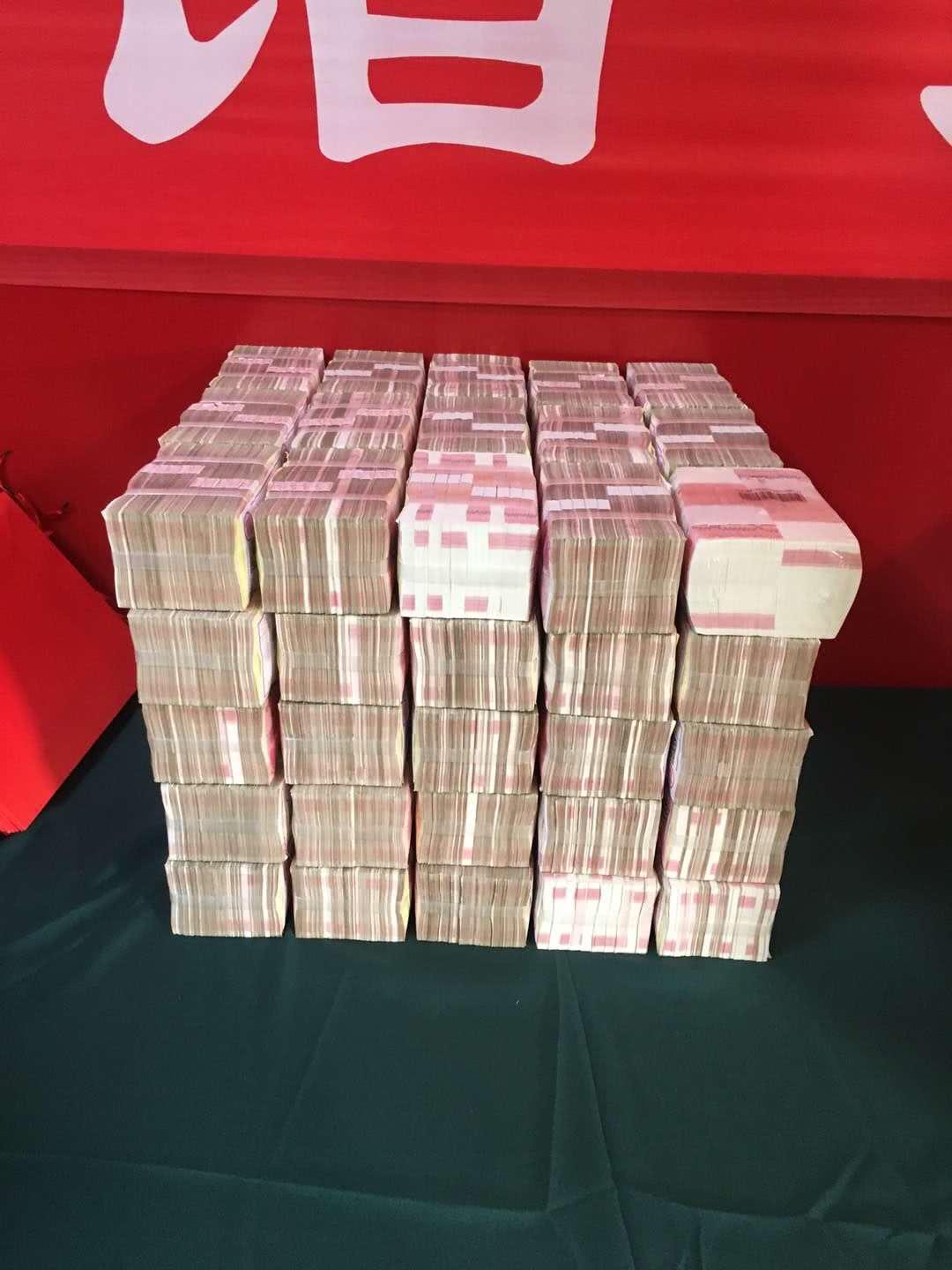 村民排队领和谐大奖十几万现金过大年