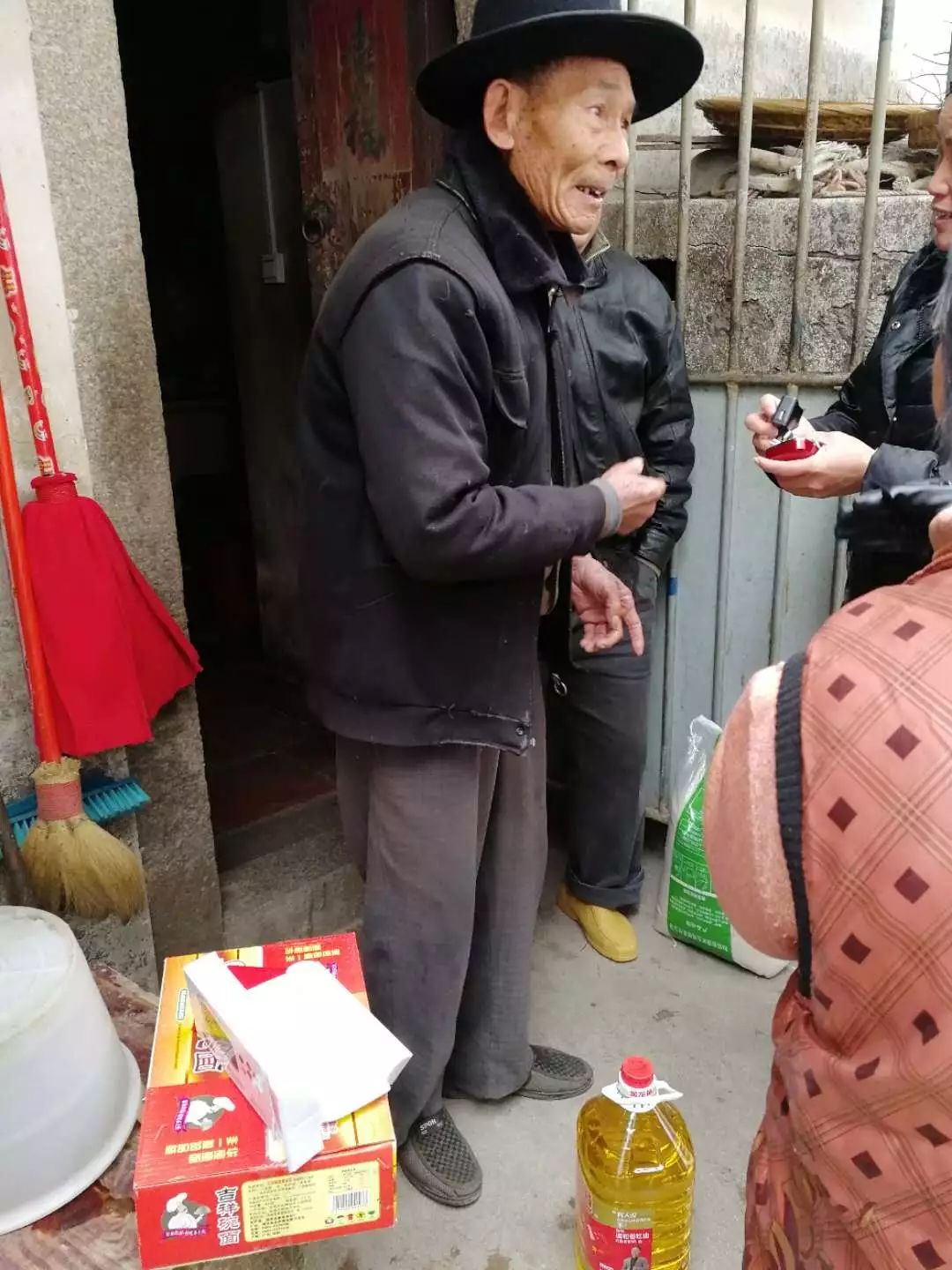 爱心人士前往西胪内輋寒日送温暖