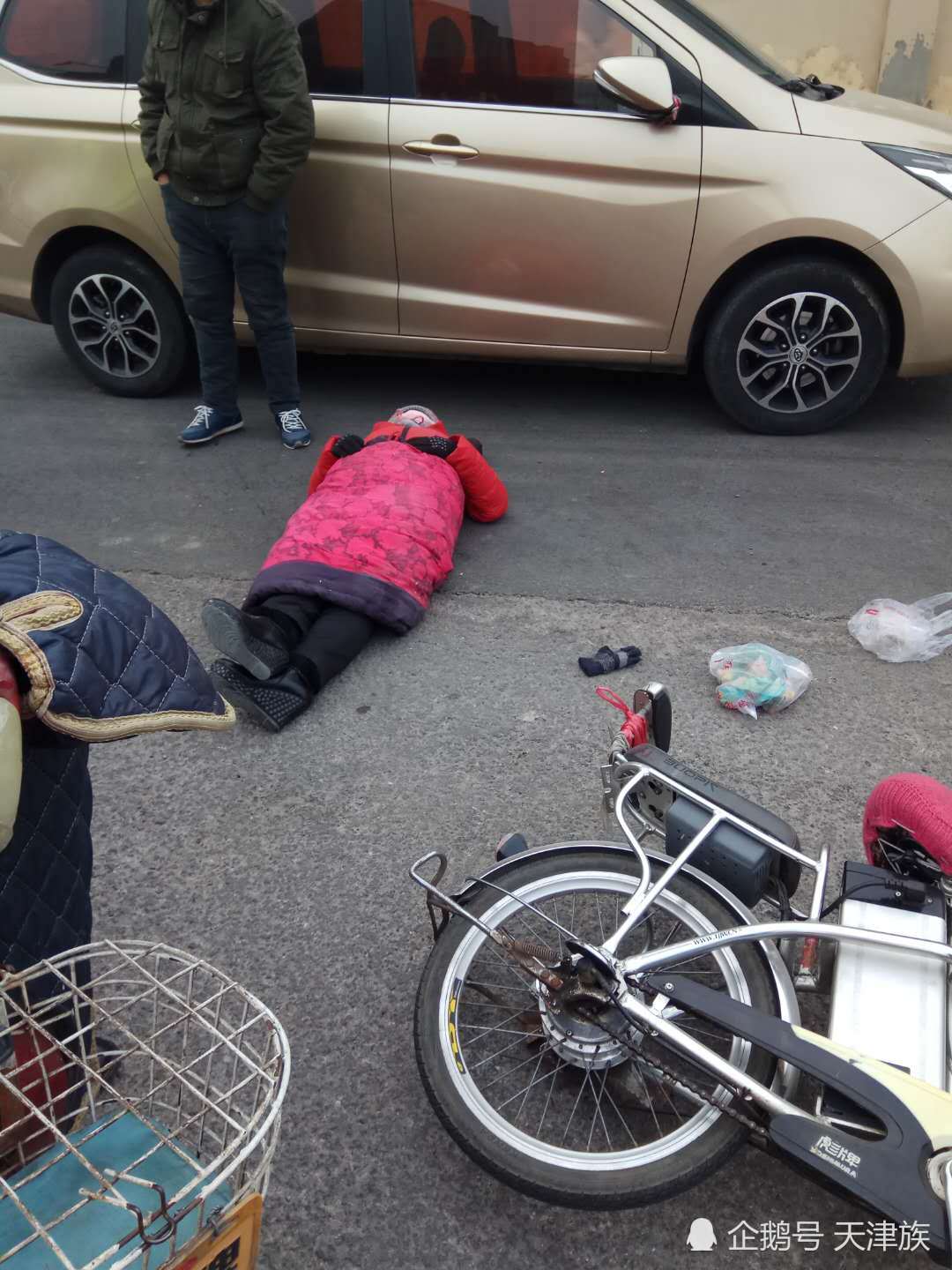 南开区简阳桥附近 一女子被车撞倒