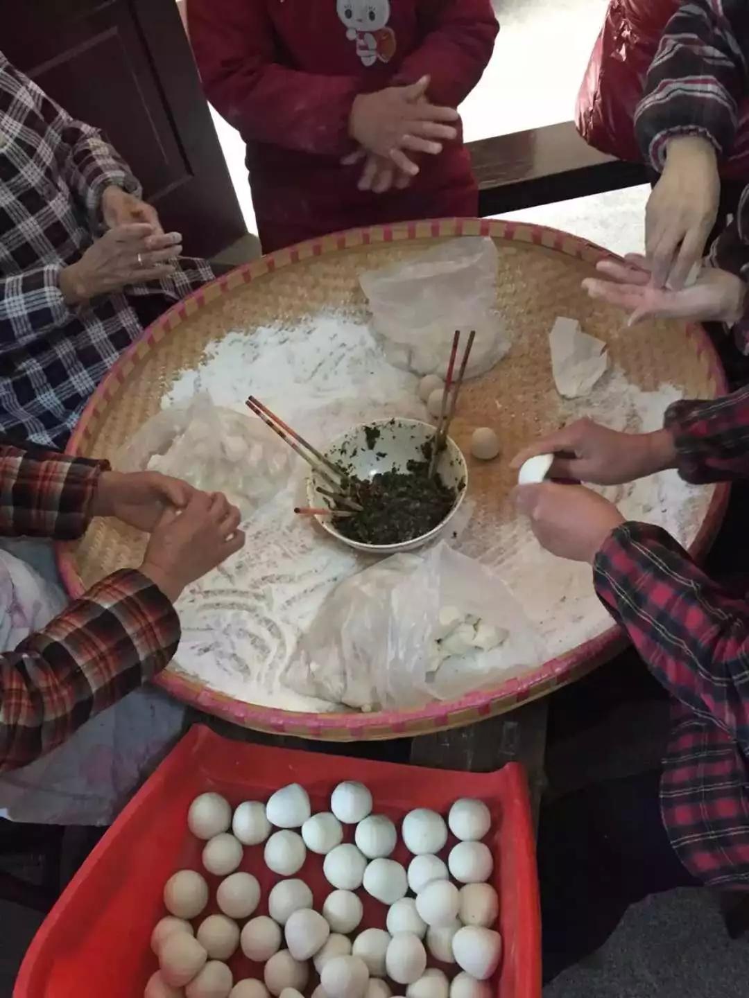 最会包团子的是谁?一天包30000个团子!一台机器秒杀60个婶伯姆