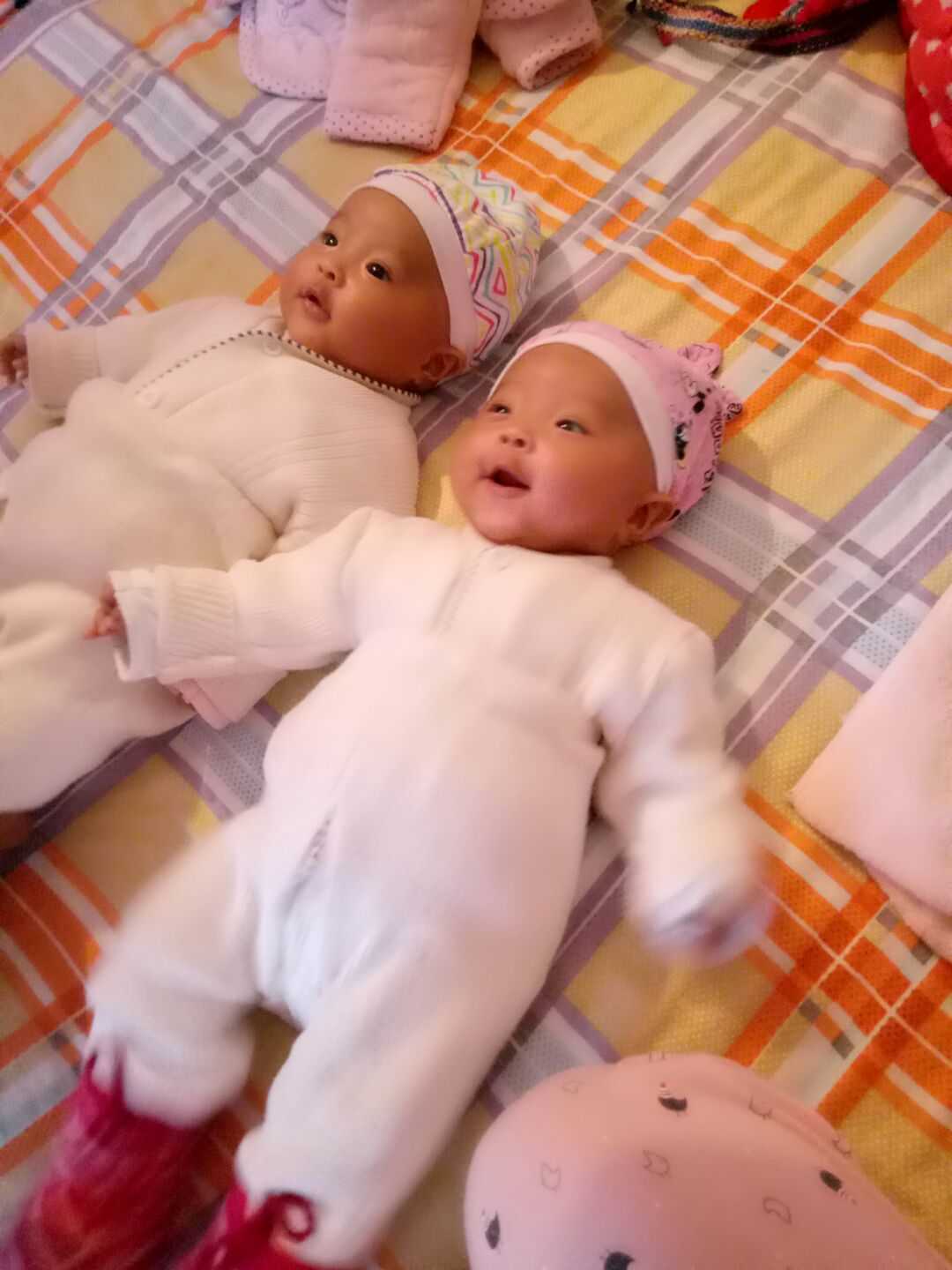 双胞胎女儿一个跟了我姓,婆婆处处挤兑,说跟我姓的女儿是外人!