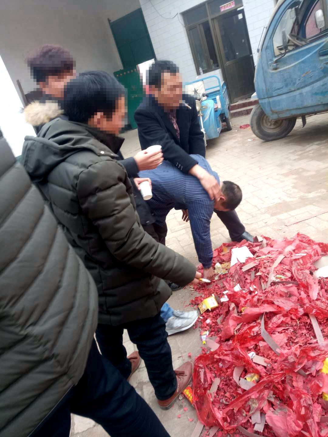男子春节磕头拜年吃饭酒喝多,几个人搀扶呕吐一地