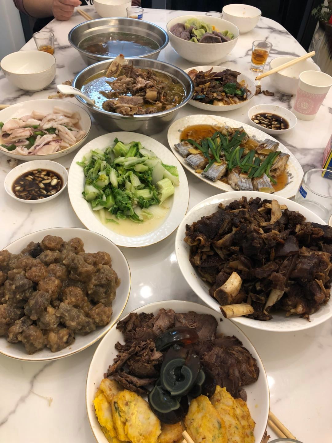朋友圈年夜饭摄影大赛豪华与清新的厨艺秀各种习俗跃然桌上