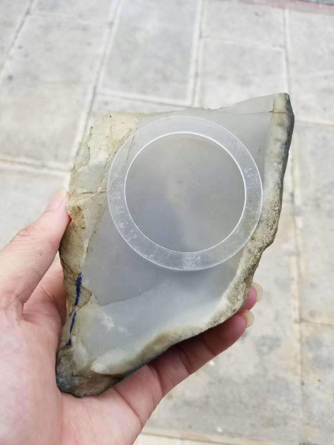 8千买的木那翡翠原石,切开高冰有裂,难道是食之无味弃之可惜?