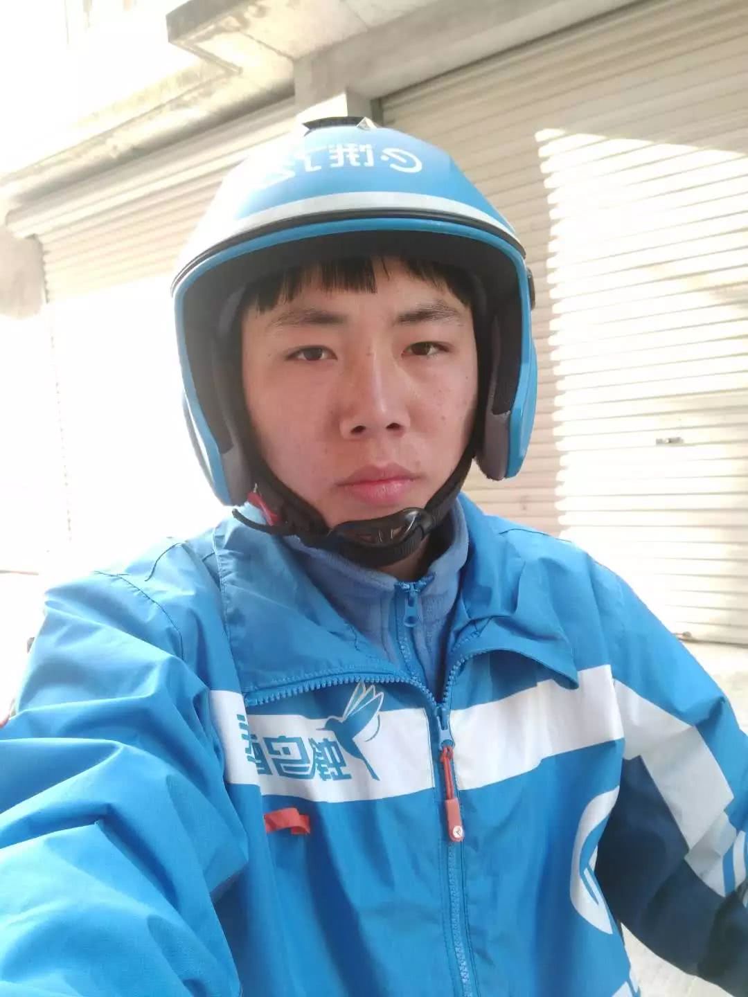 "过年不离岗,除夕仍奔波"是这个春节许多饿了么外卖小哥的写照.