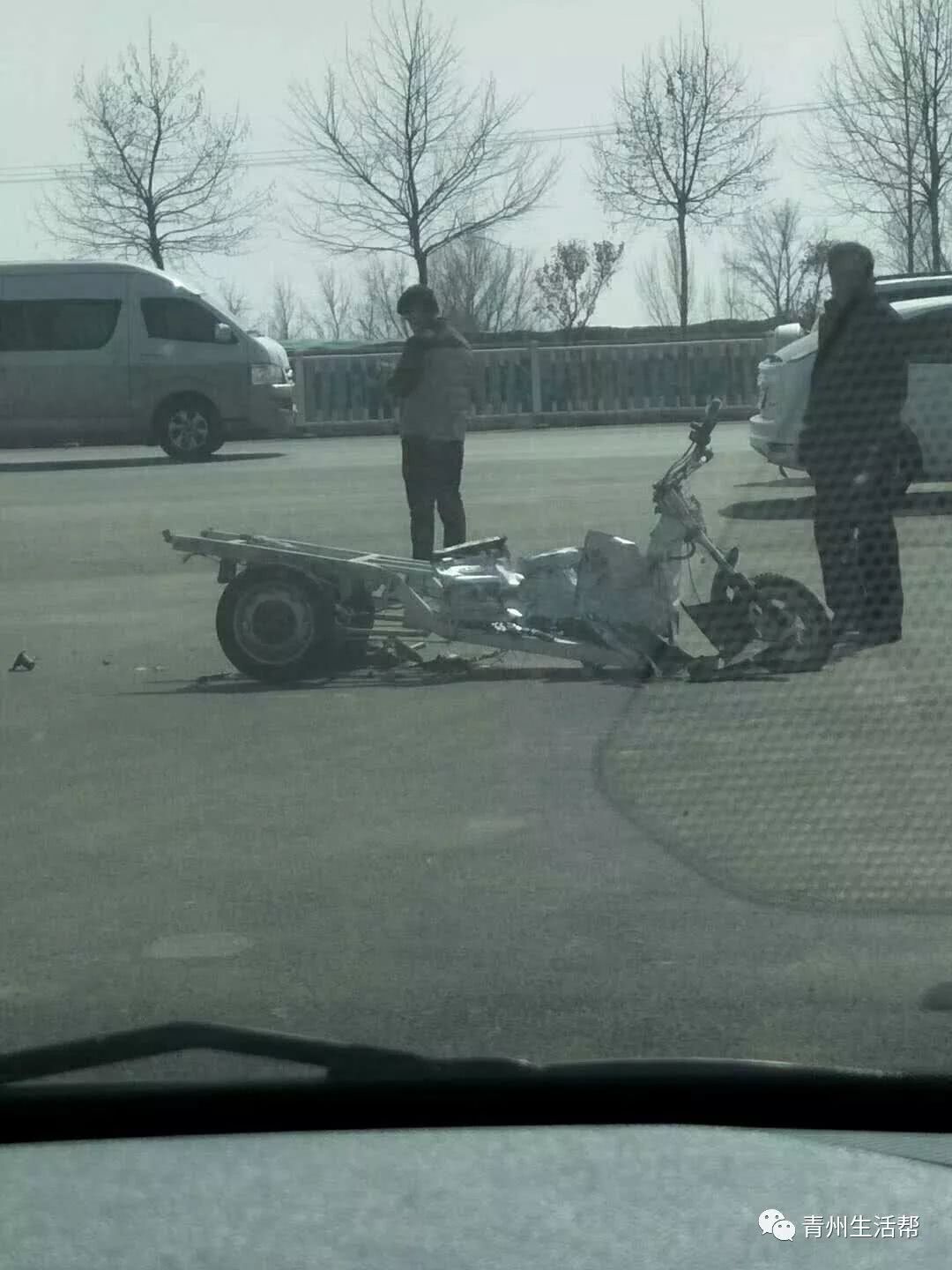 青州发生一起车祸电动三轮车都被撞成了两半现场太惨