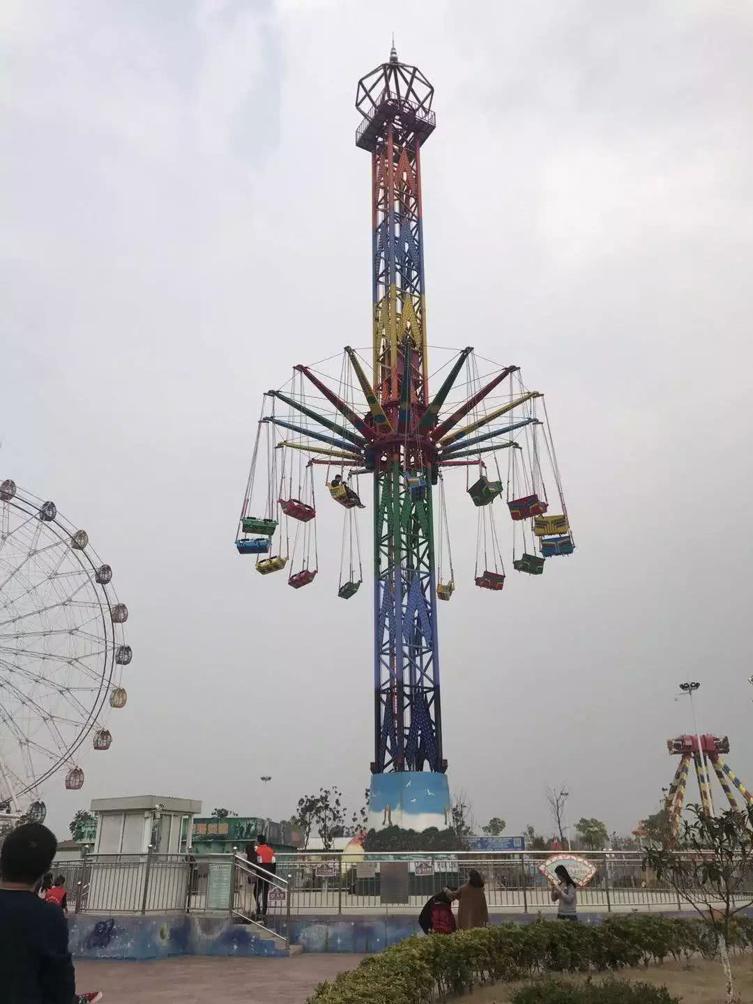 如皋龙游湖景区"空中飞椅"卡壳,2人被困半空