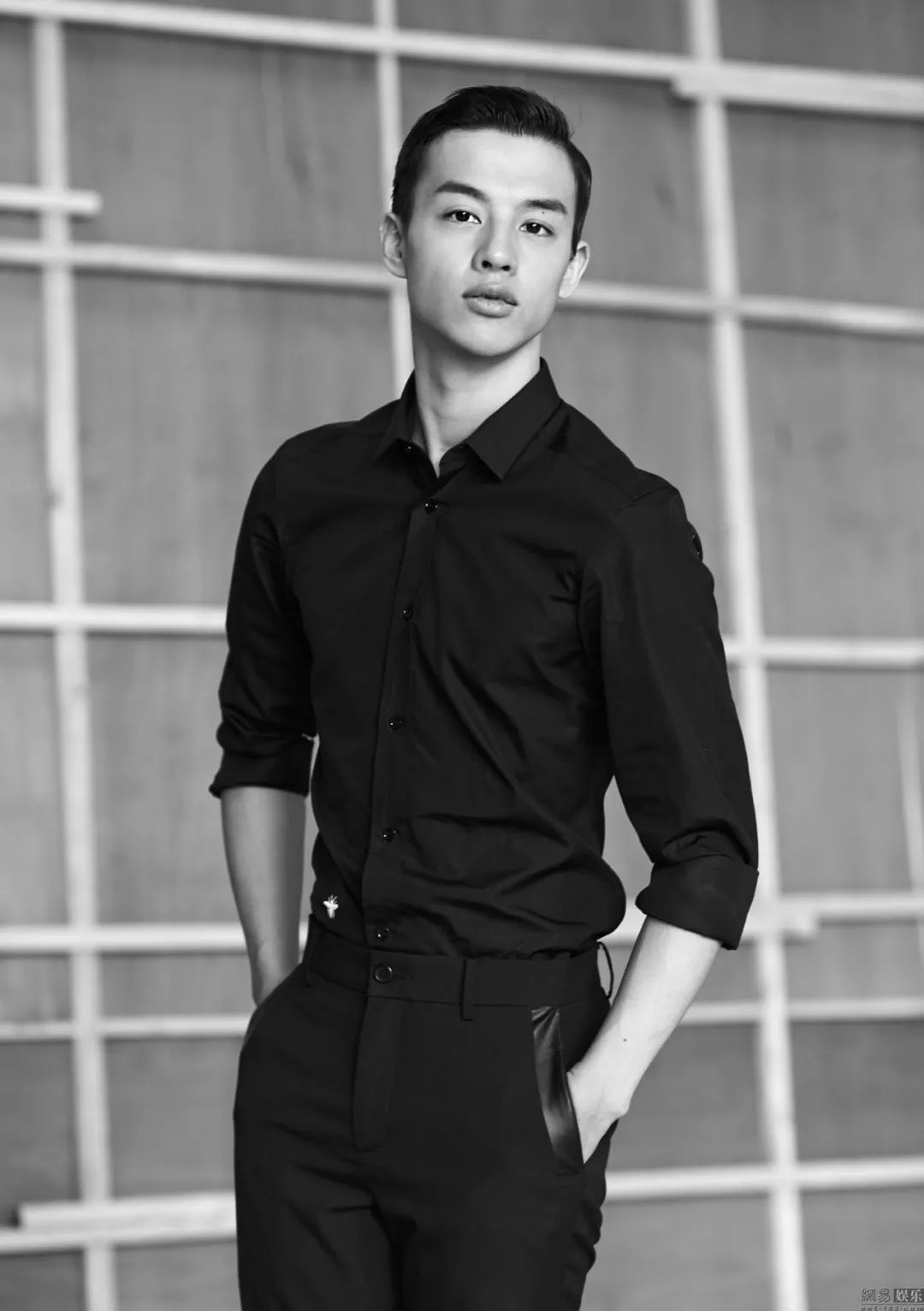 pick这位硬萌舞蹈家弟弟嗯……像不像混合版先不说,就看人家这腹肌!