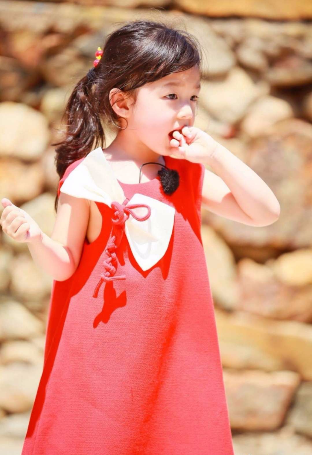 看看neinei的打扮再看看小泡芙的一个女汉子一个女神