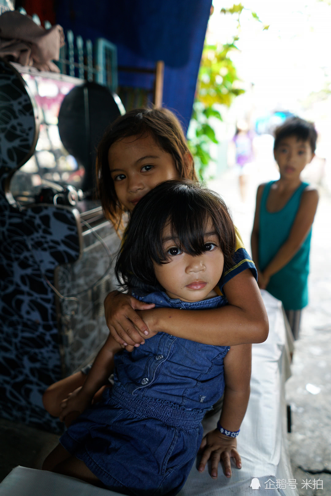 小朋友们在垃圾运河中游泳他拍摄了菲律宾贫民窟的另一面