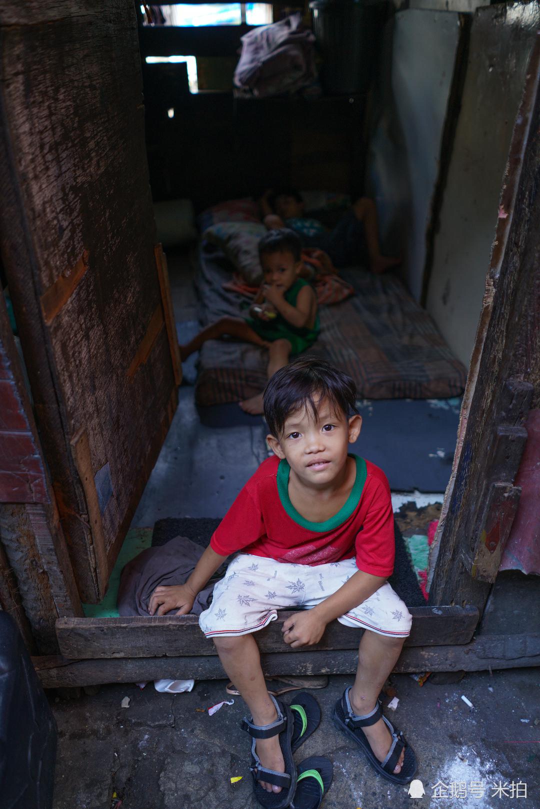 小朋友们在垃圾运河中游泳,他拍摄了菲律宾贫民窟的另一面!