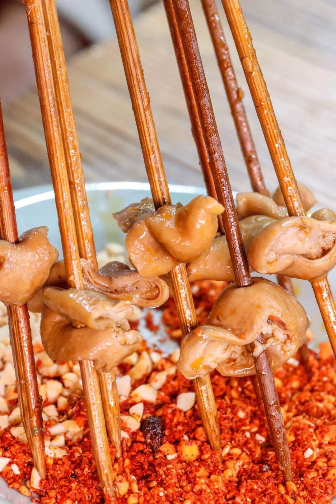 肥肠打扫得很干净,几乎没有多余的油筋.