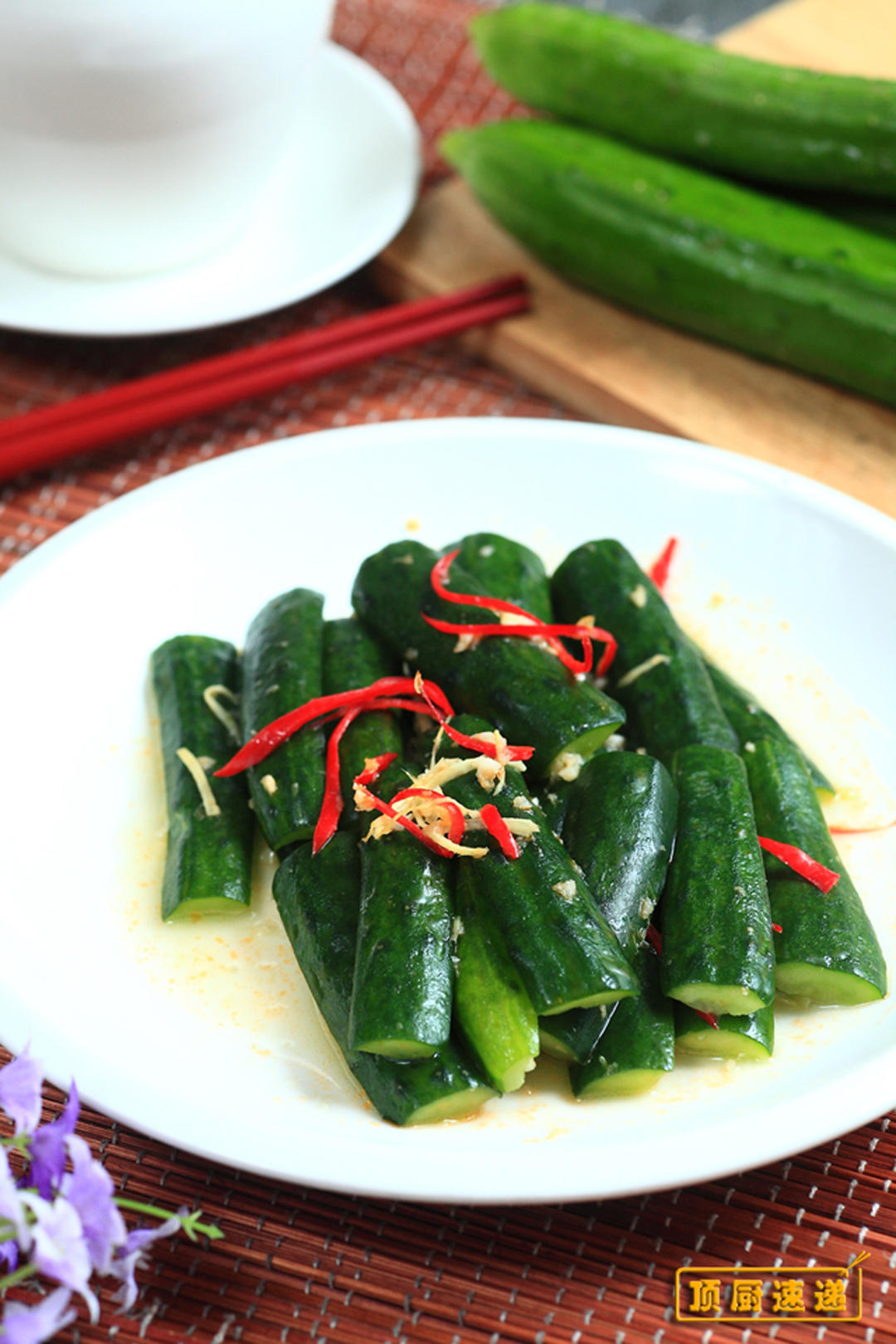 我们最好也经常在家做饭,可以做一些比较简单的菜式,红油小黄瓜的做法