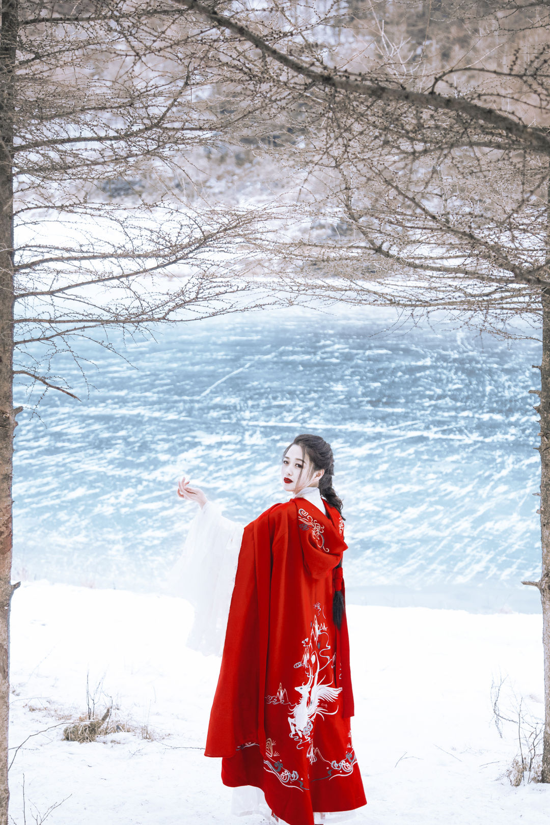 女儿湖边红袍加雪惹人怜vampire摄