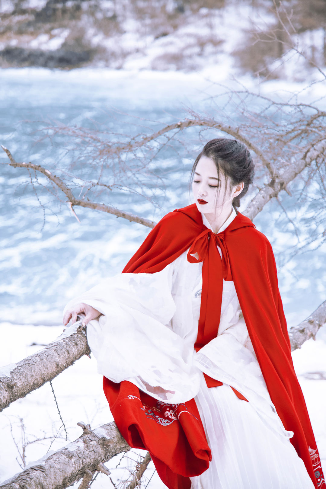 一身红衣站在雪地图片图片