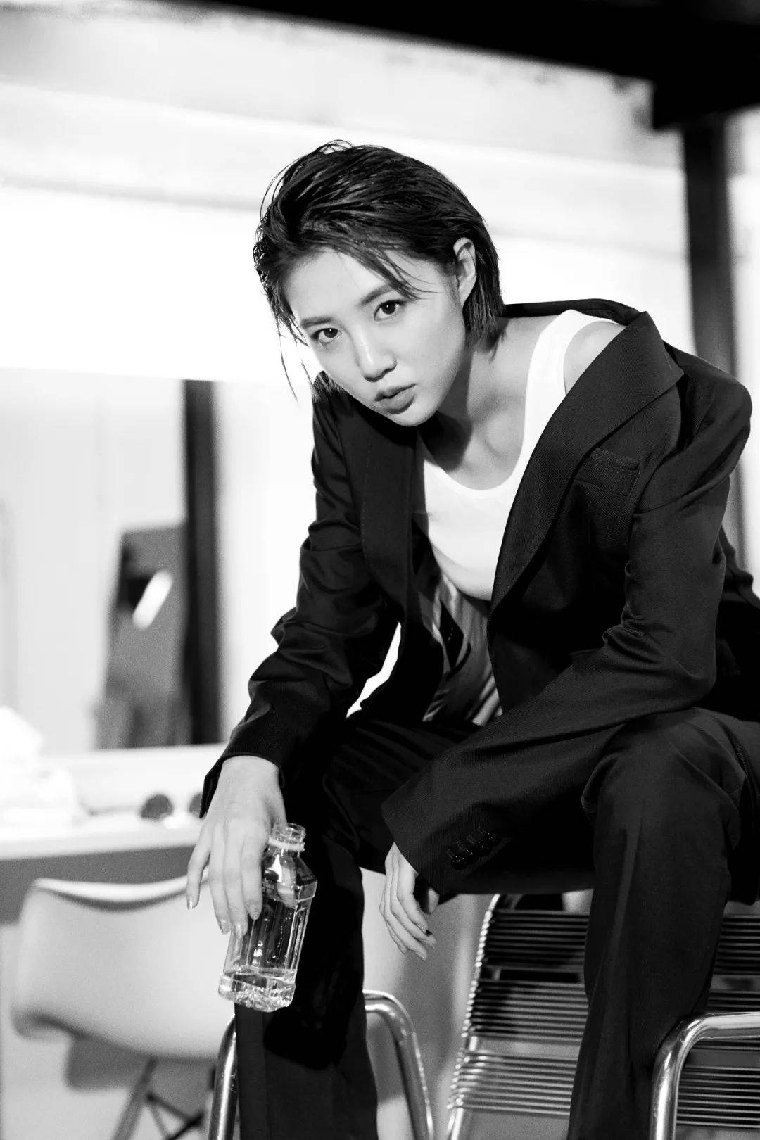 一见面送男主把刀,两集打八个,《继承者计划》里女主太酷了