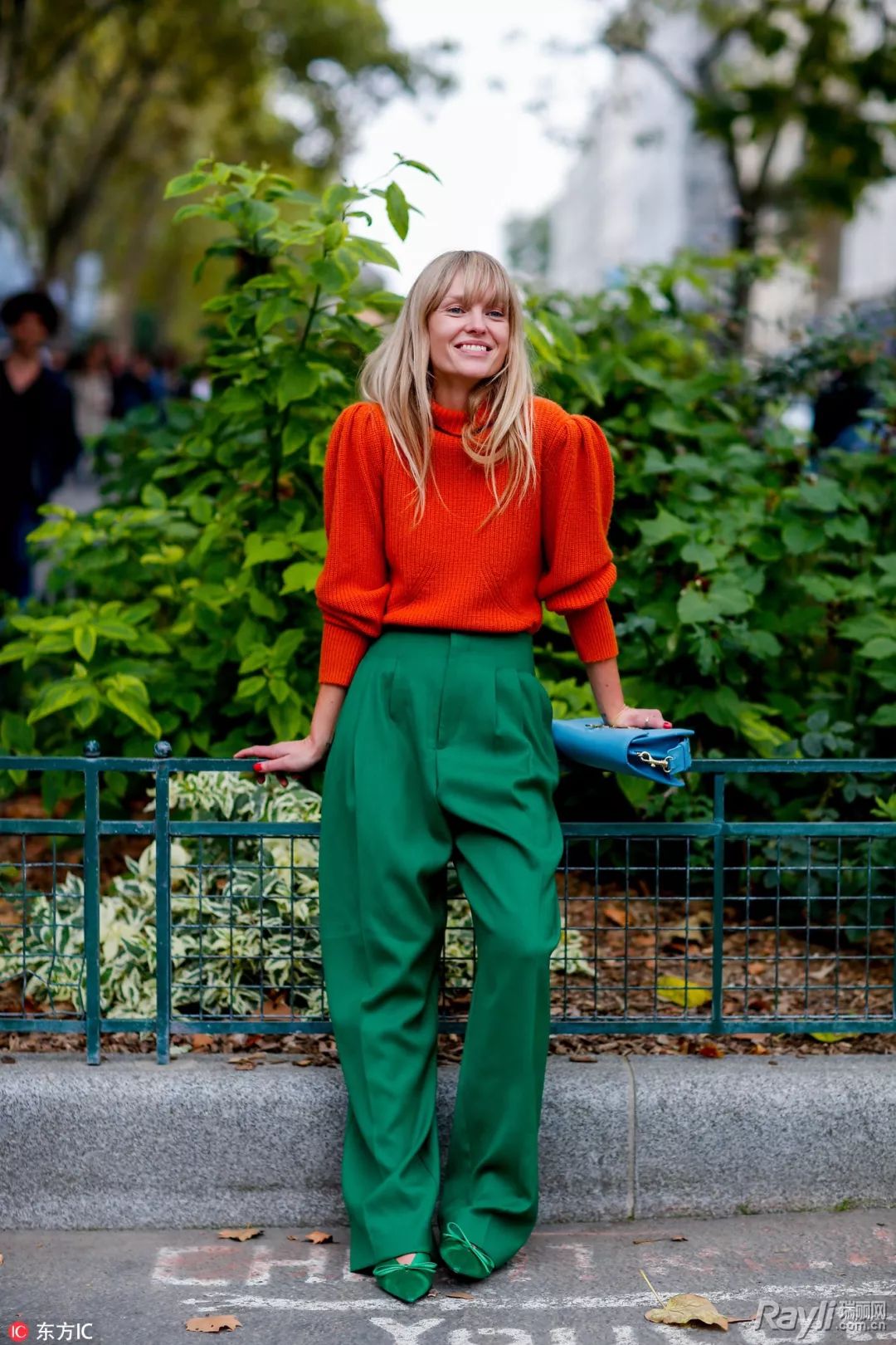 她们才是玩撞色穿搭的高手