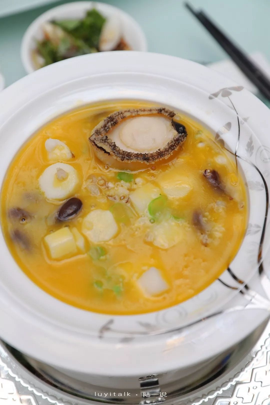 剁椒鱼头,青菜钵和过桥排骨,干煎鸡同台,我却选择炒饭和鲍鱼羹