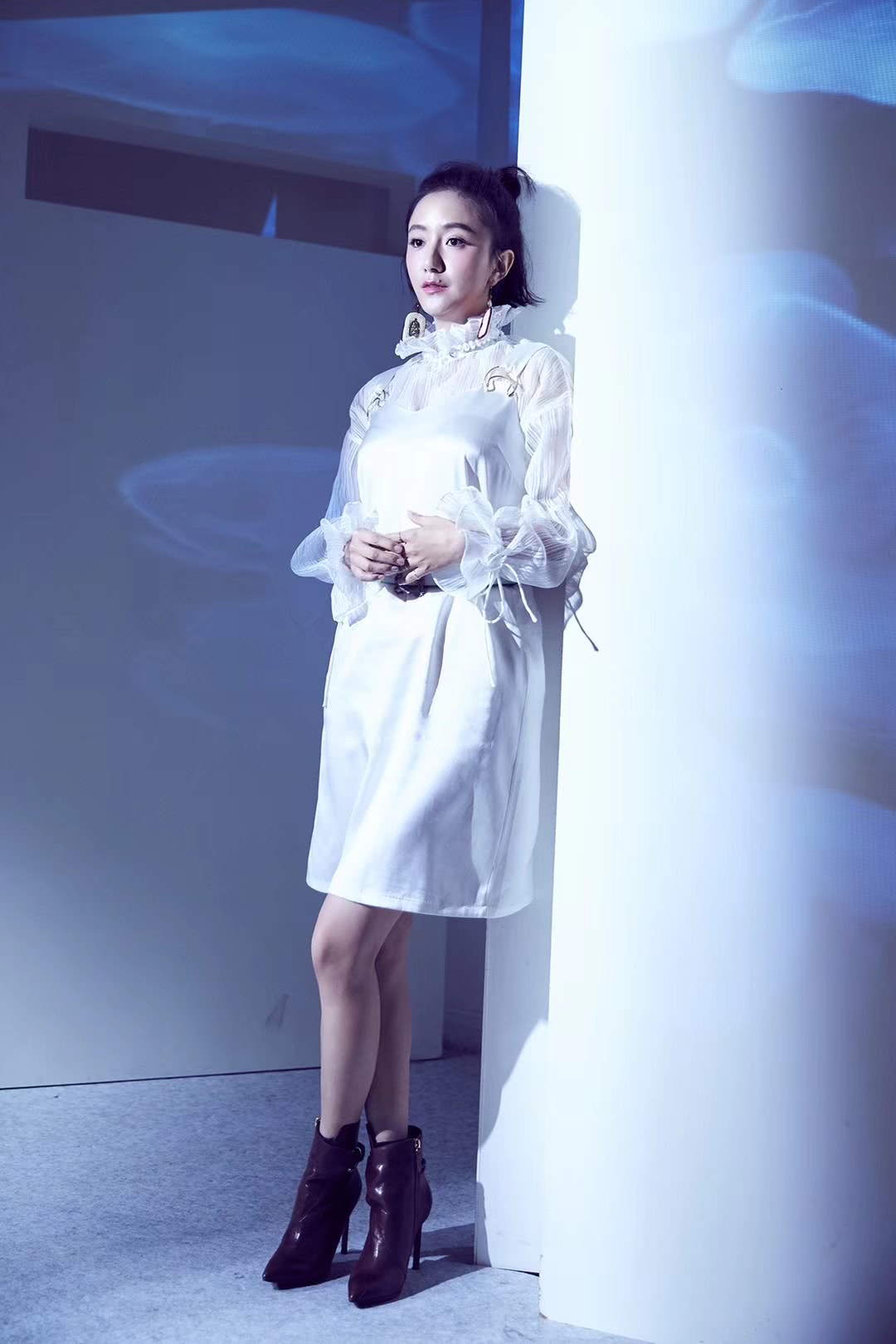 李倩身穿黑色长裙,脚踩黑色高跟鞋,黑色看上去有带有几分性感的气息