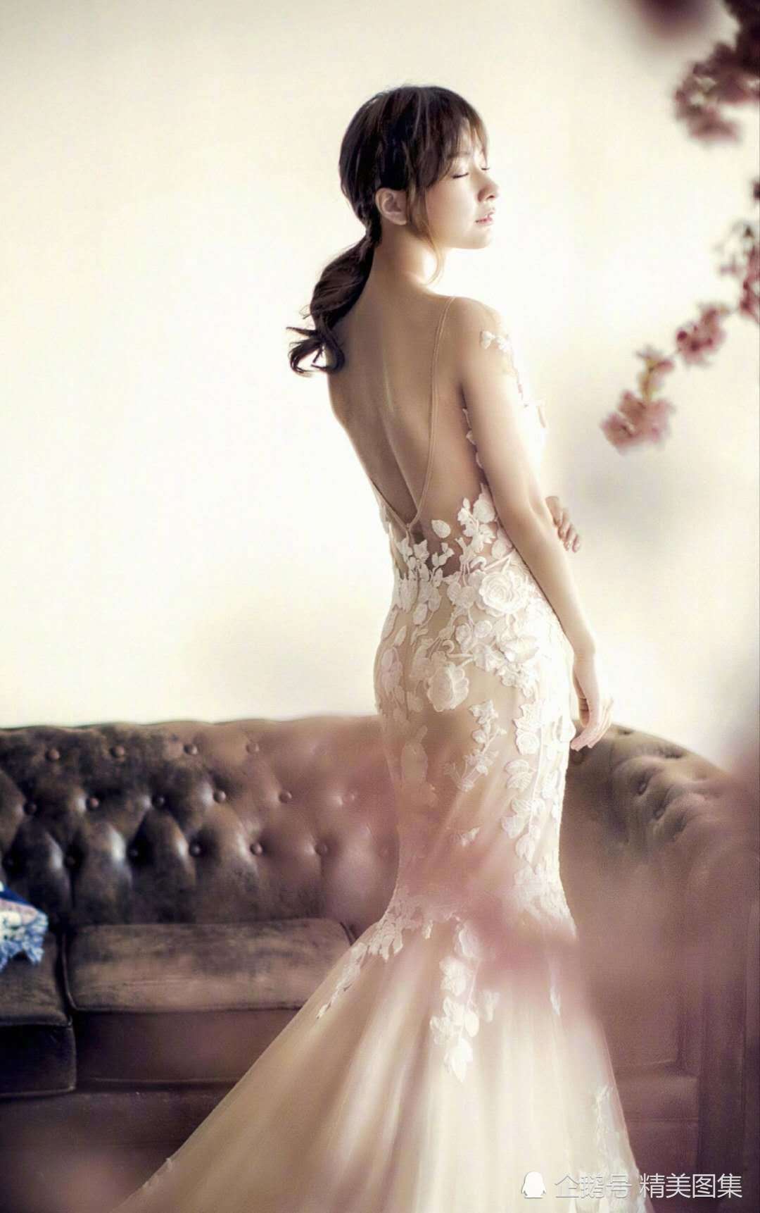 吴昕身穿白色蕾丝婚纱装,化身美丽新娘,美若天仙