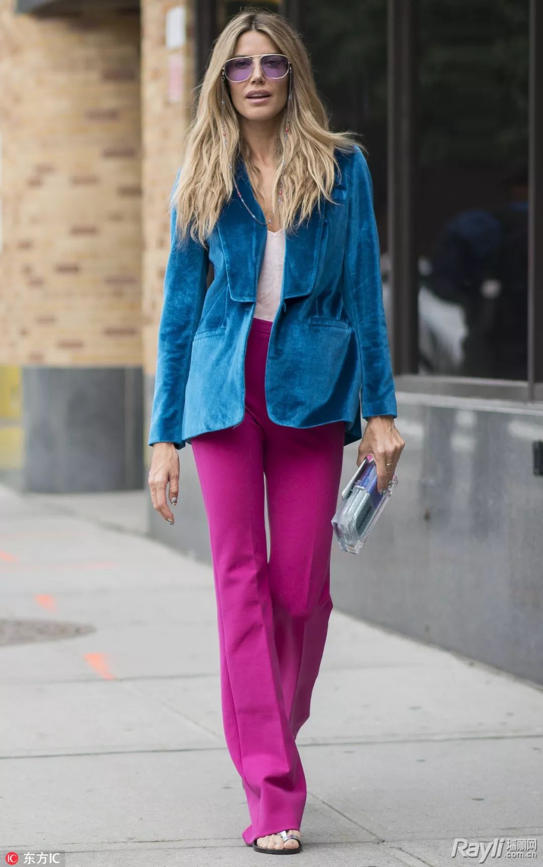 她们才是玩撞色穿搭的高手