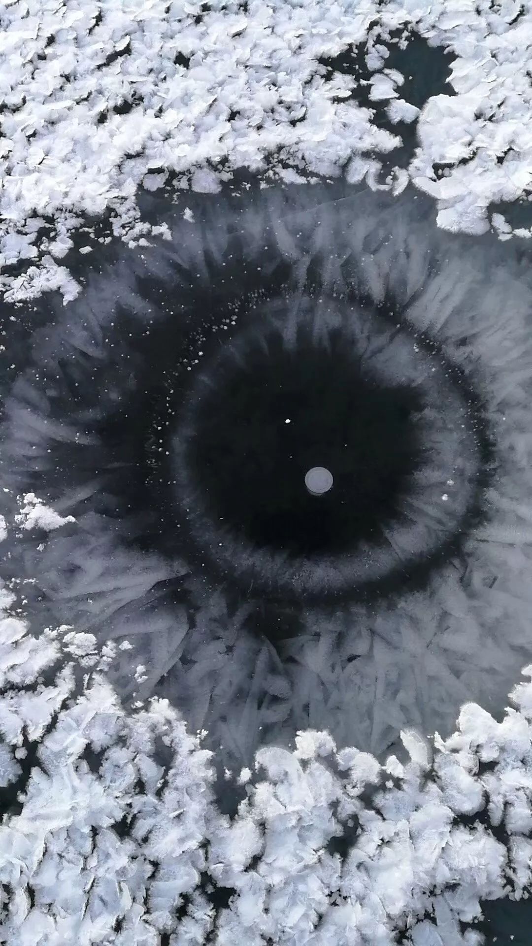 新疆温度再次跳崖但新疆赛里木湖上出现冰之眼