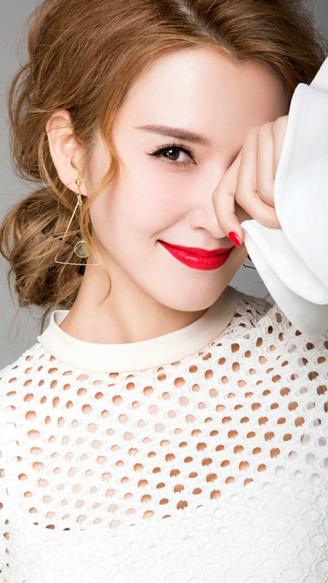 徐洁儿 微卷中长发 浓烈红唇 明眸皓齿 镂空的白色美