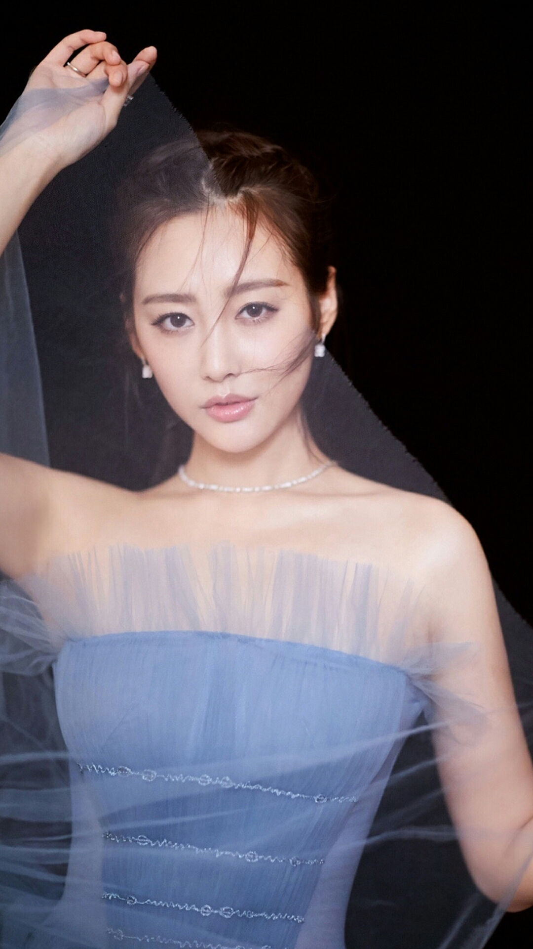 李纯 身穿蓝色透纱裙 秀出迷人锁骨 尽显少女气质美