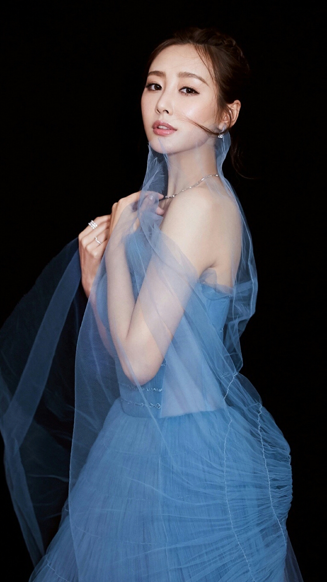 李纯身穿蓝色透纱裙秀出迷人锁骨尽显少女气质美