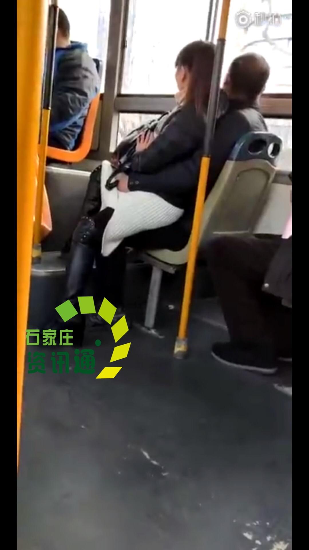 石家庄公交车上不雅一幕,女子横坐男子腿上