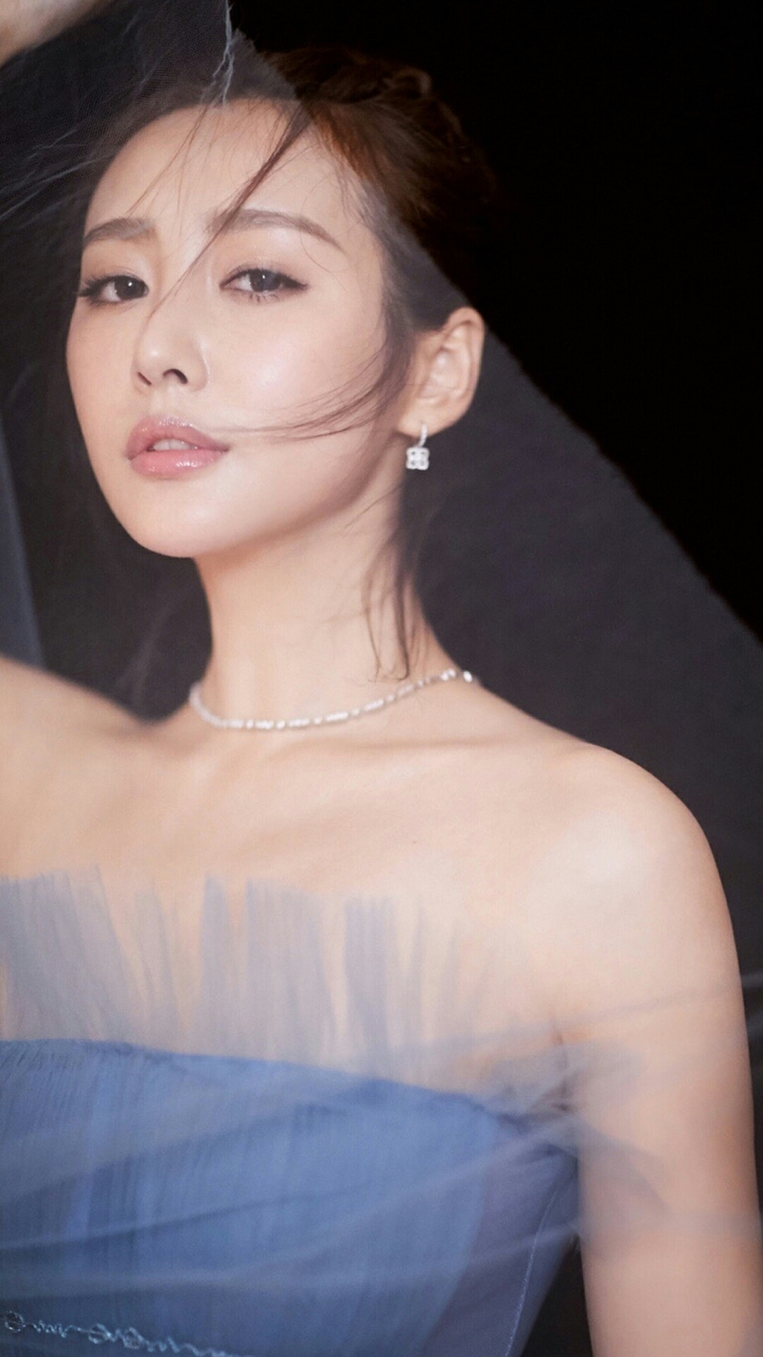 李纯身穿蓝色透纱裙秀出迷人锁骨尽显少女气质美