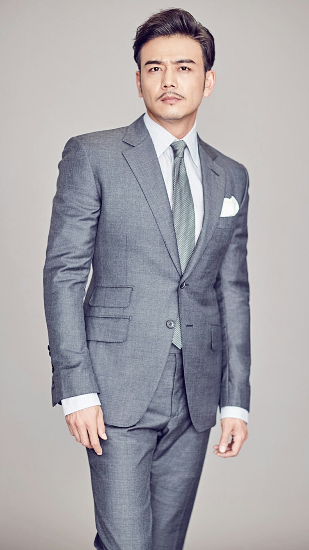 杨烁身穿纯色西装身形挺拔沉稳优雅行走的肾上素