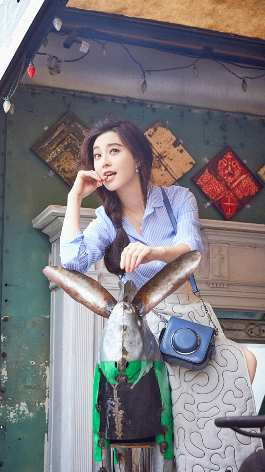 范冰冰 蓝色条纹衬衫清新街拍笑容灿烂,萌属性全开