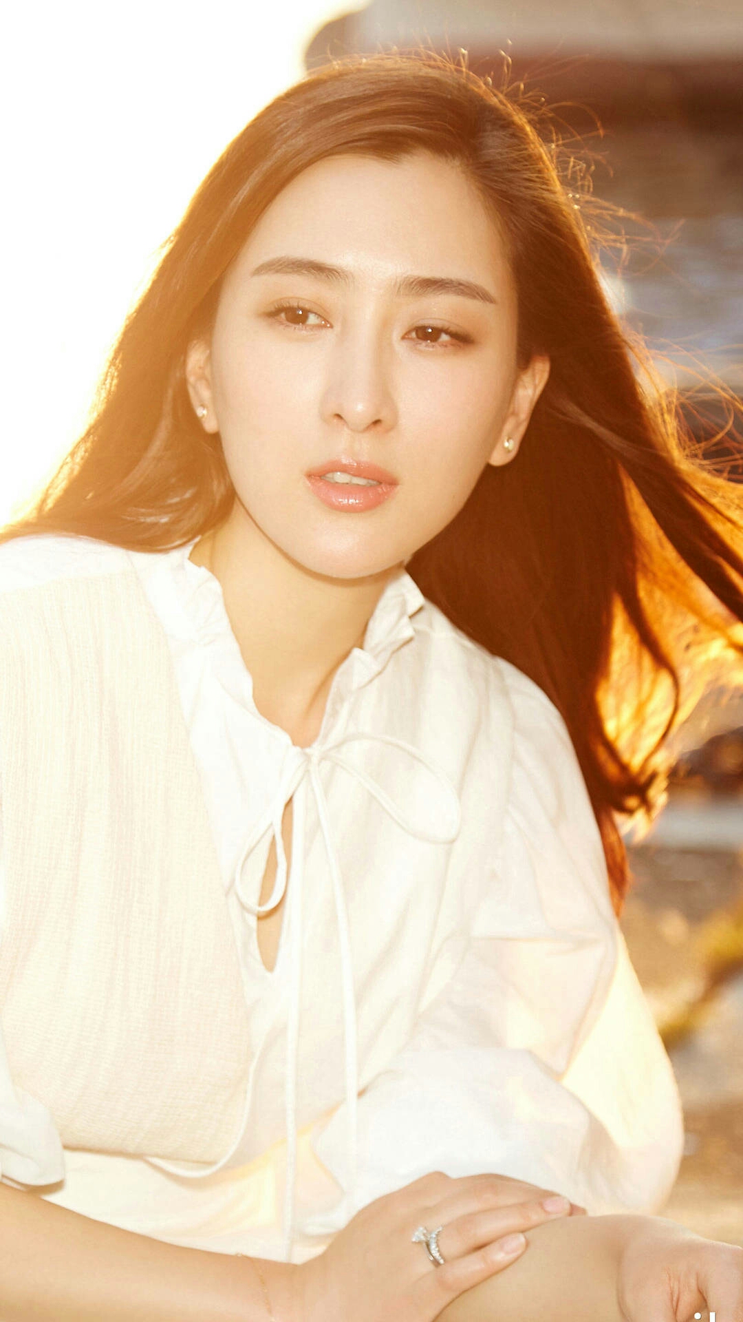 金色的夕阳下 马苏 一袭白衣让人感受到满满的温暖