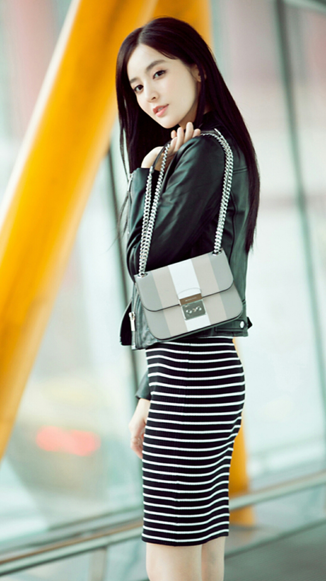 古力娜扎 机场皮衣搭配条纹裹身裙大秀白皙的小细腿