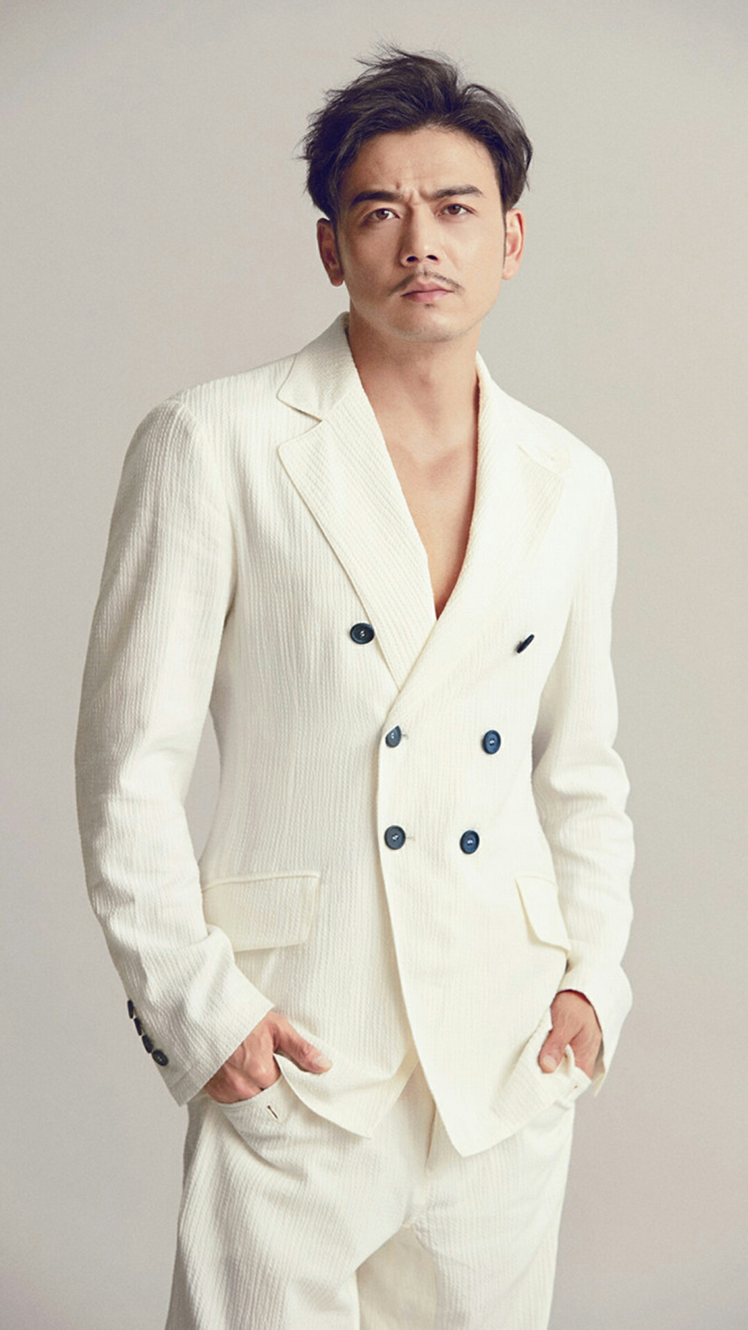 杨烁 身穿纯色西装身形挺拔沉稳优雅 行走的肾上素