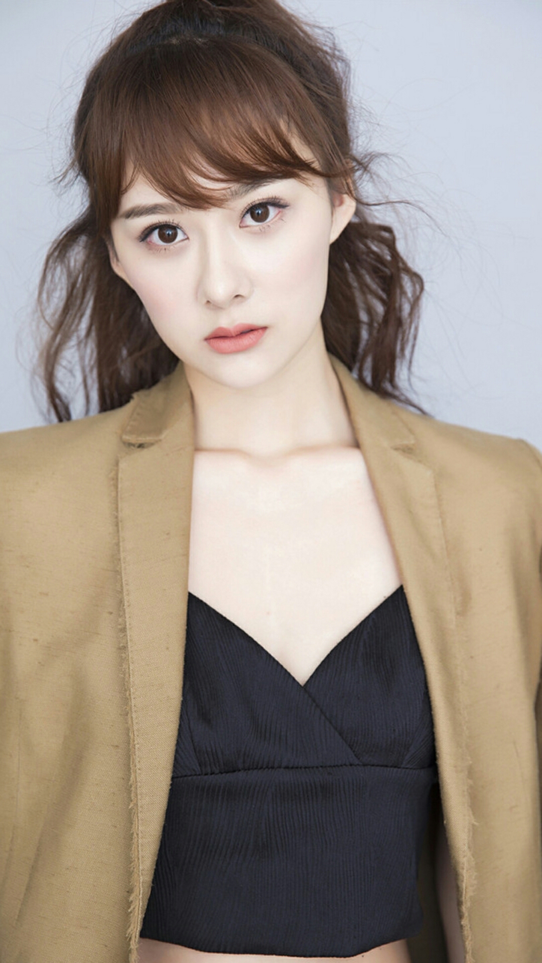 曹曦月表情鬼马俏皮少女范儿十足为寒冬增添暖意