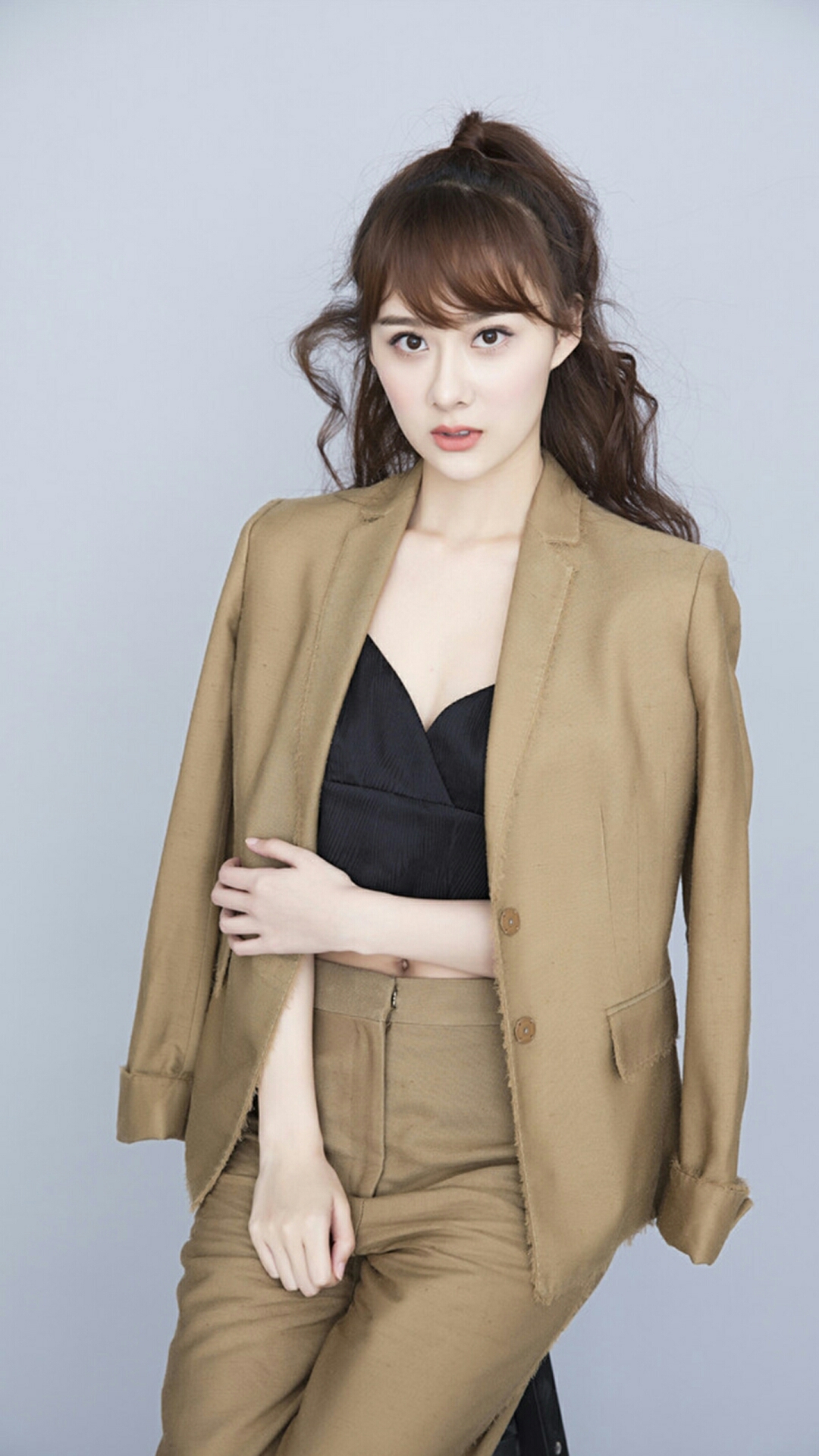 曹曦月表情鬼马俏皮少女范儿十足为寒冬增添暖意