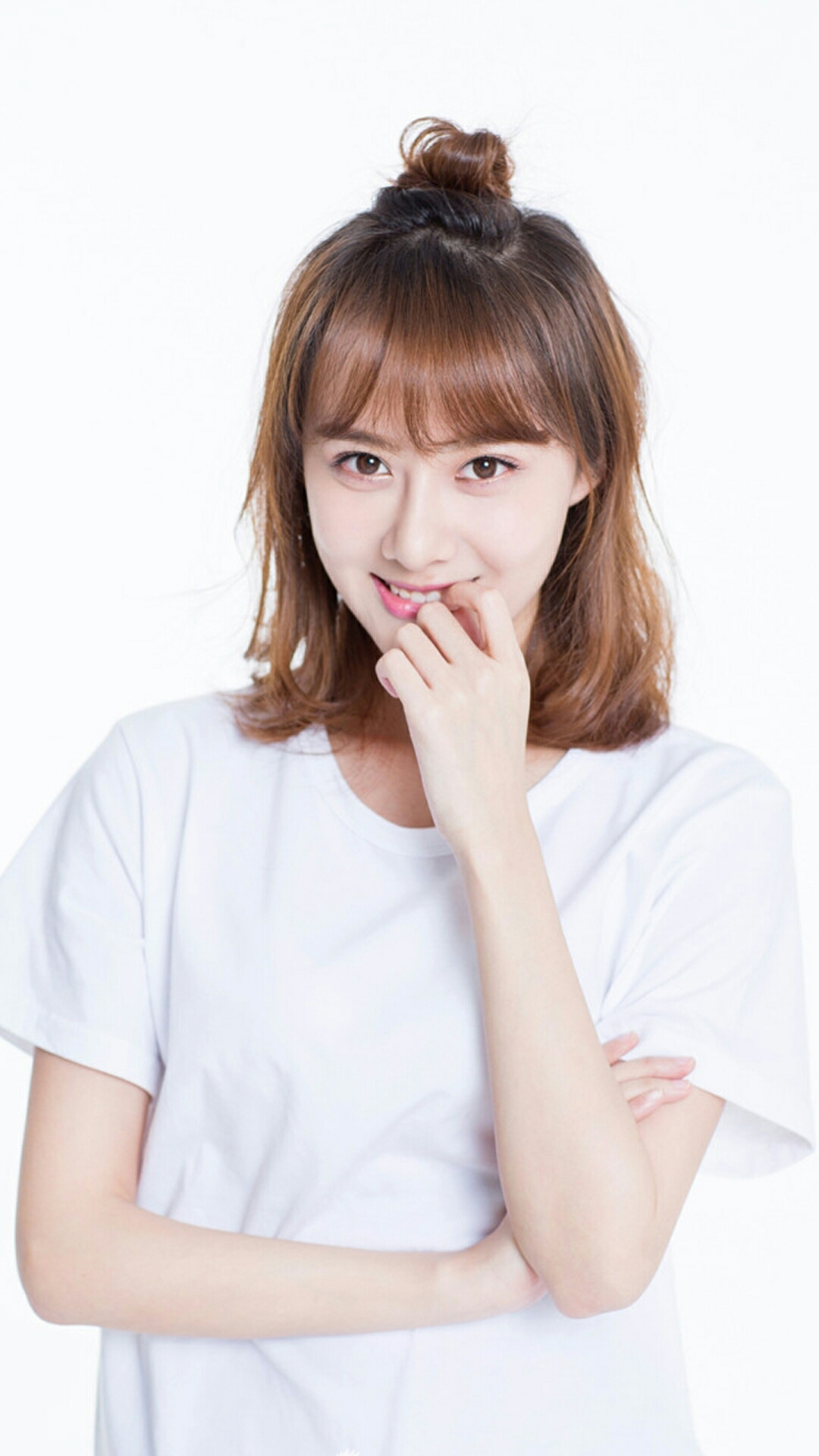 曹曦月表情鬼马俏皮少女范儿十足为寒冬增添暖意