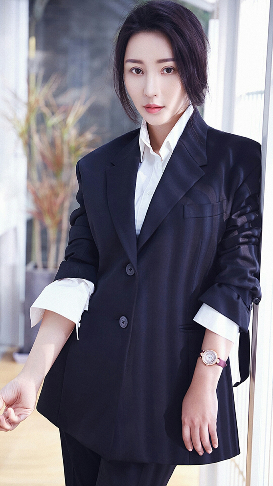 柳岩身穿黑色西服套装 长发轻扎,干练帅气