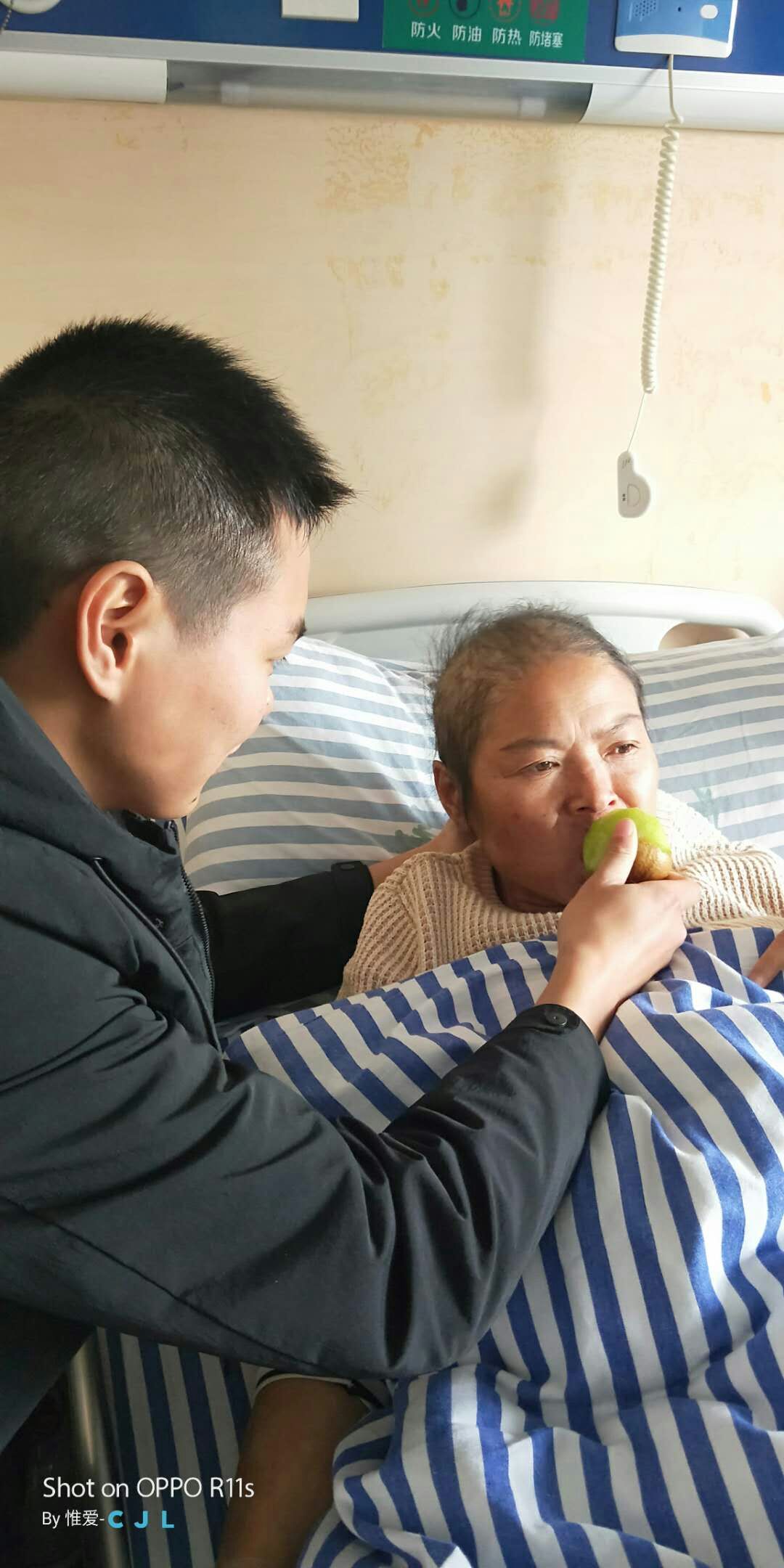 母亲患重病濒临中晚期孝顺儿子挥泪不放弃